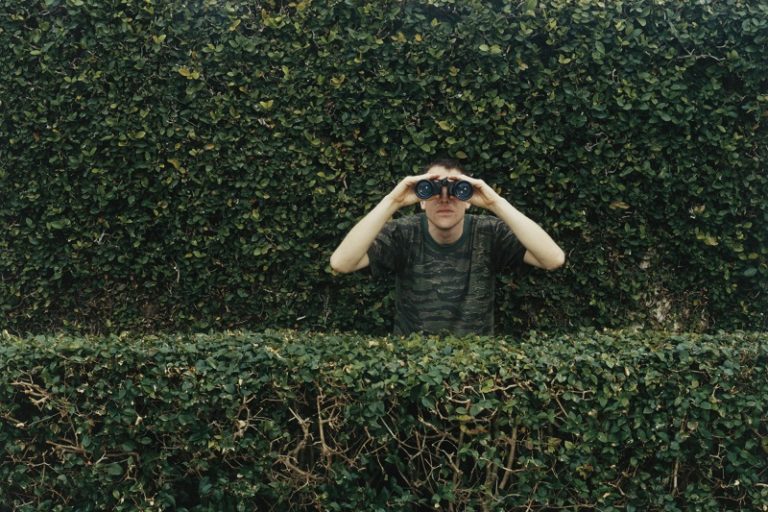 mężczyzna obserwuje