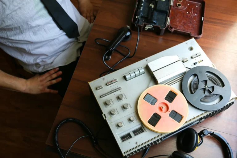 Jak wykryć podsłuchy i kamery szpiegowskie: Kompleksowy poradnik